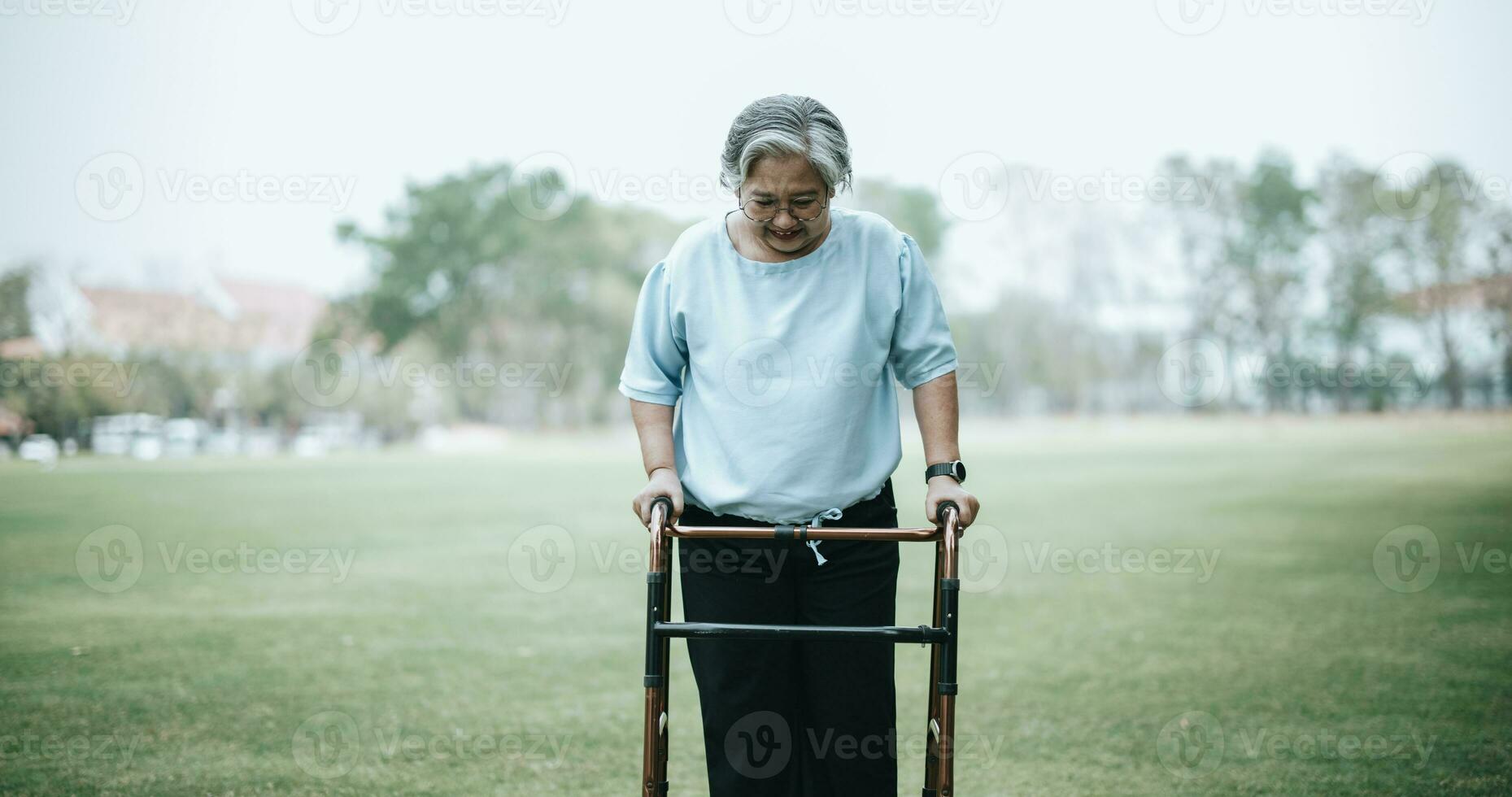 maduro asiático mujer usos un apoyo dispositivo mientras formación a caminar foto