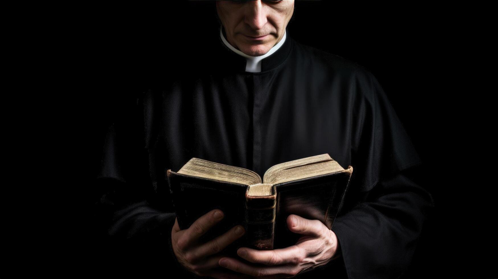 sacerdote con antiguo Biblia en negro fondo, ilustración ai generativo foto