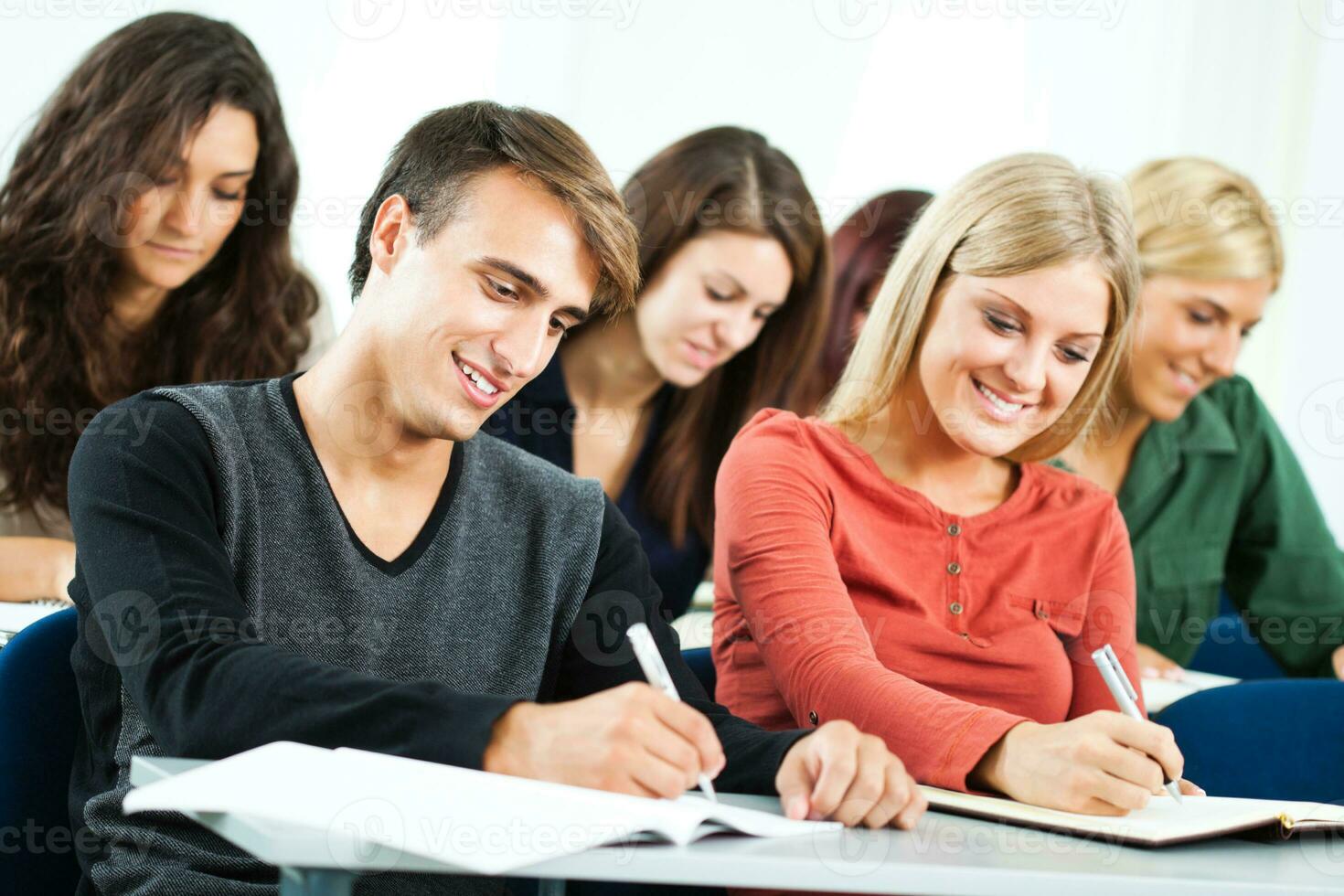 estudiantes en un salón de clases foto