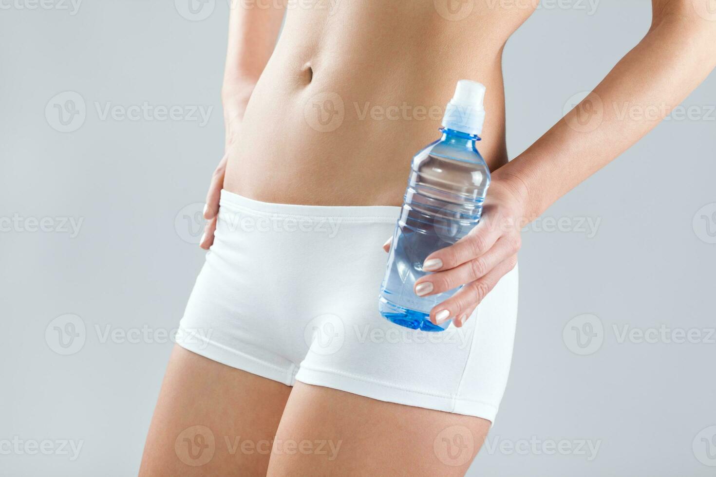 hembra con hermosa cuerpo participación botella de agua foto