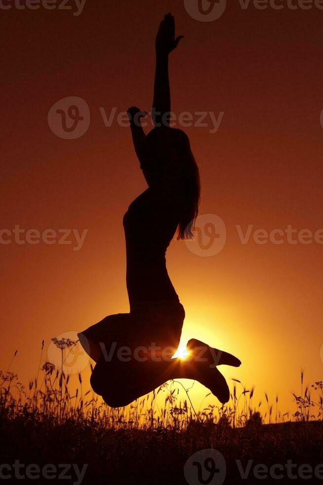 silueta de un mujer a puesta de sol foto