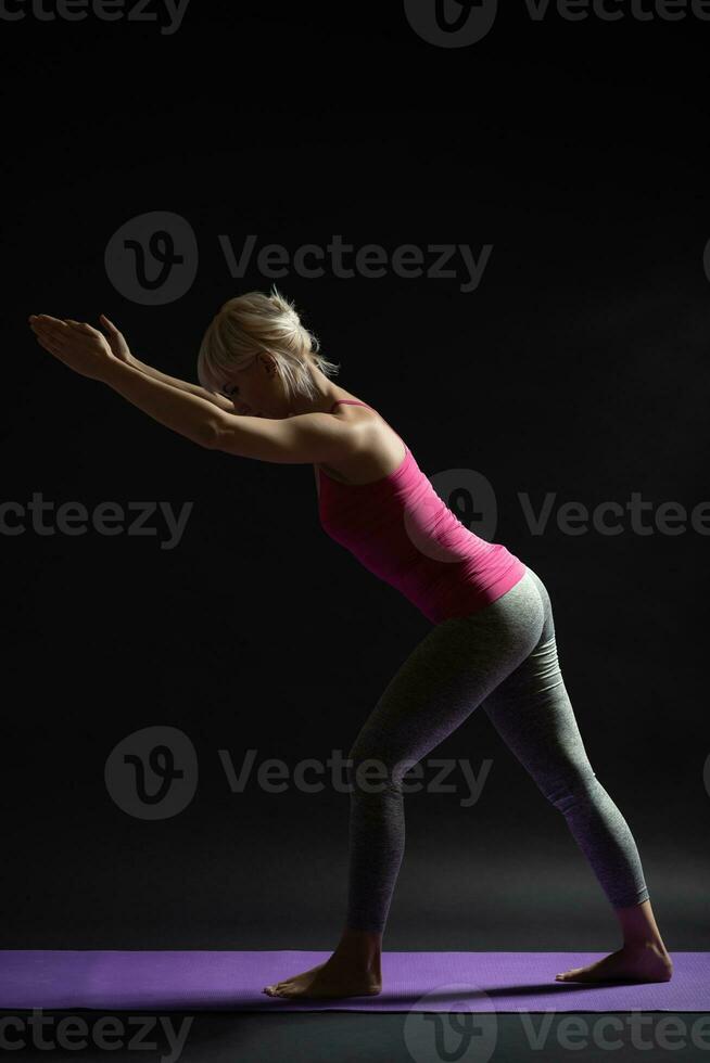 un mujer haciendo físico ejercicios foto