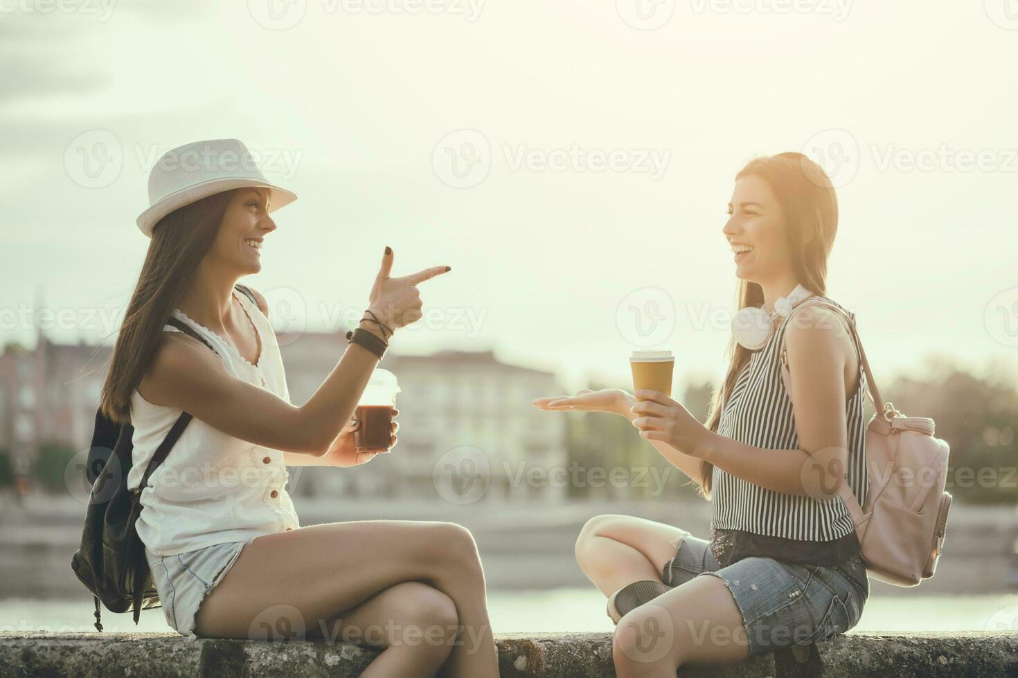 amigos gasto hora juntos en el ciudad foto