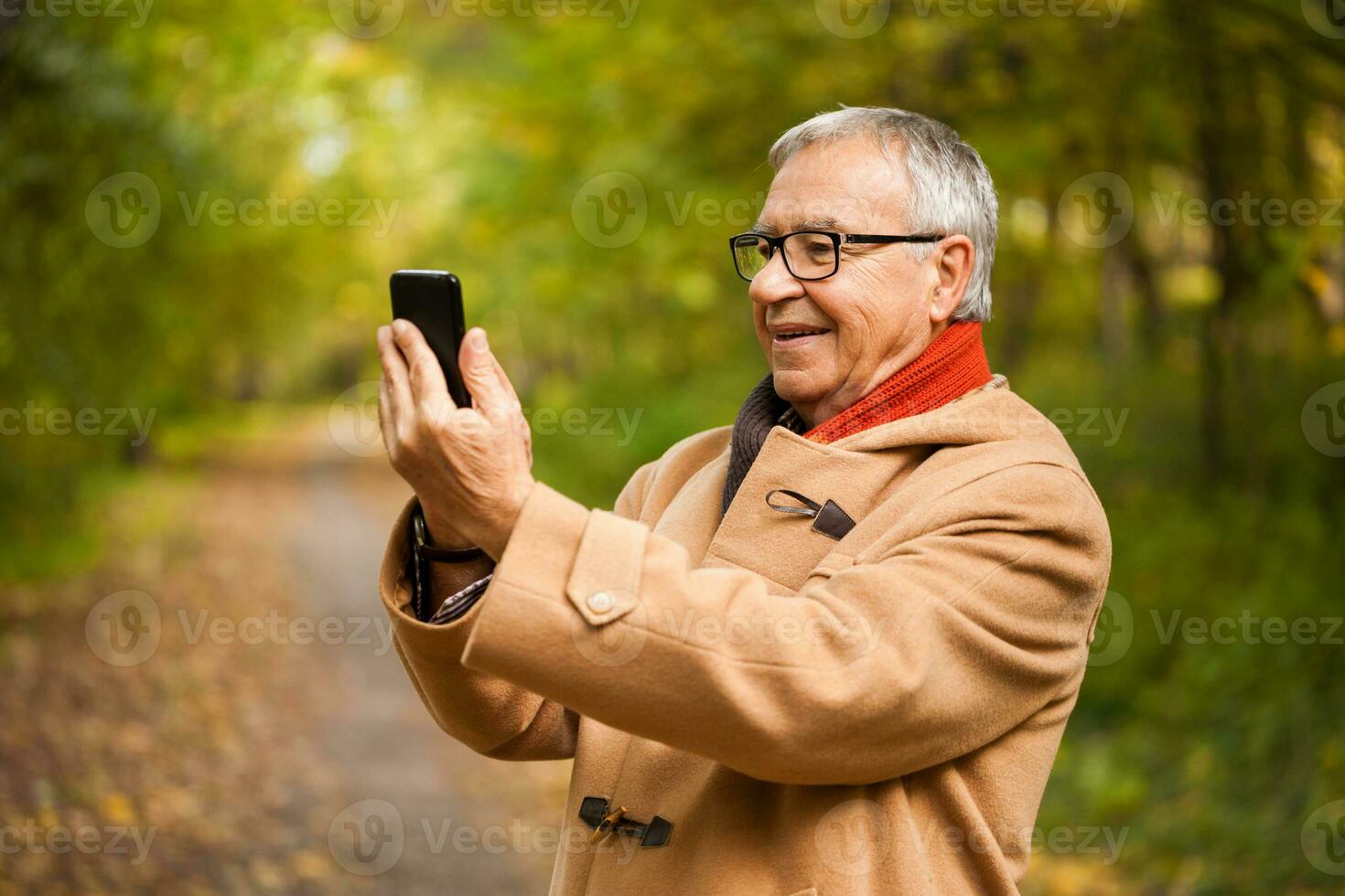 un mayor hombre en el parque foto