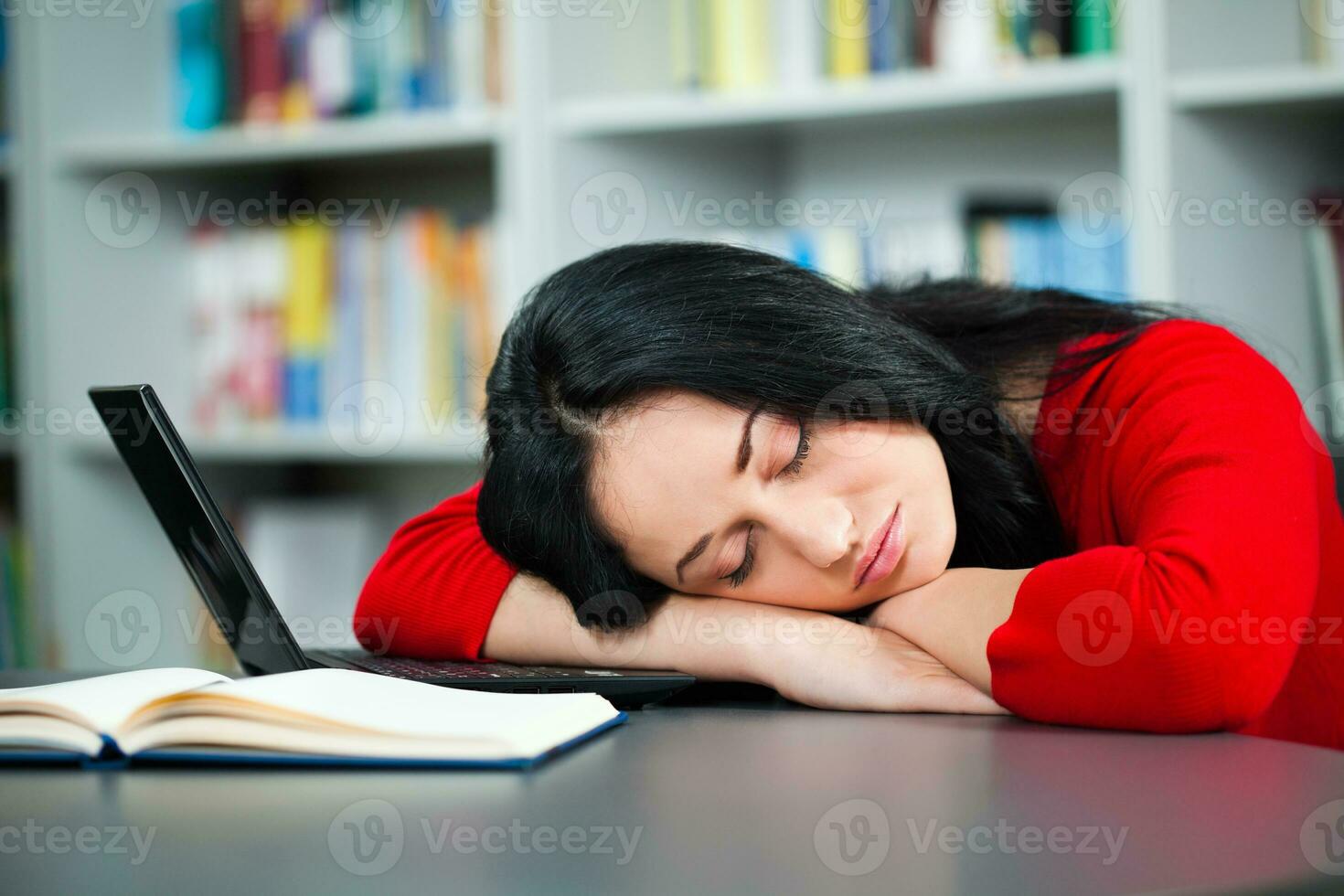 un estudiante en el biblioteca foto