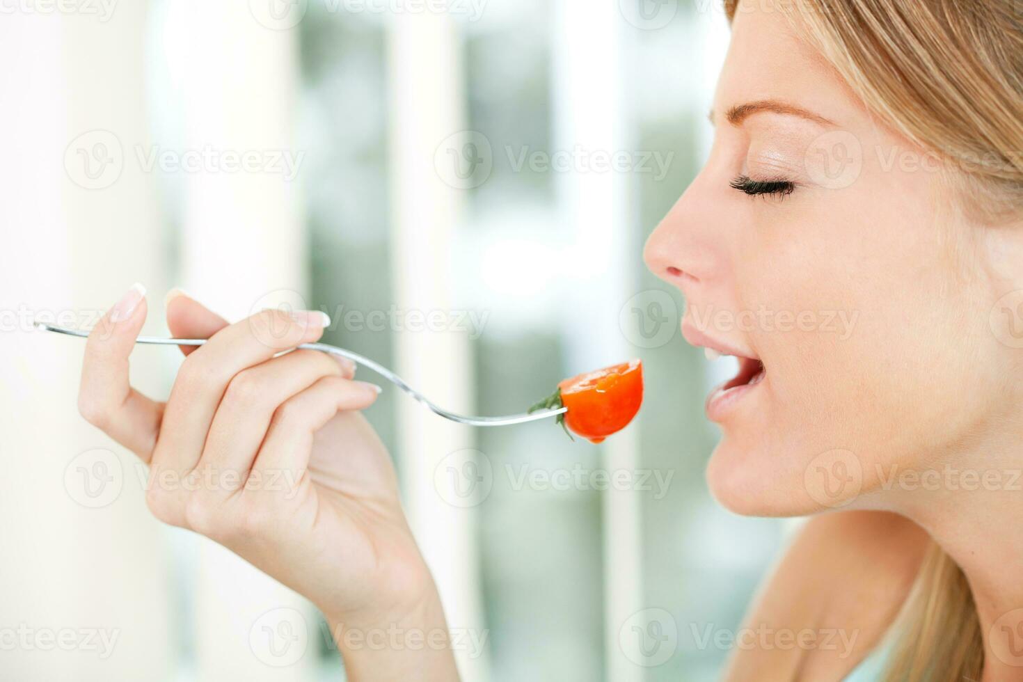 mujer promoviendo sano comiendo hábitos foto