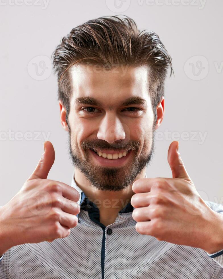 A man in a gray shirt photo