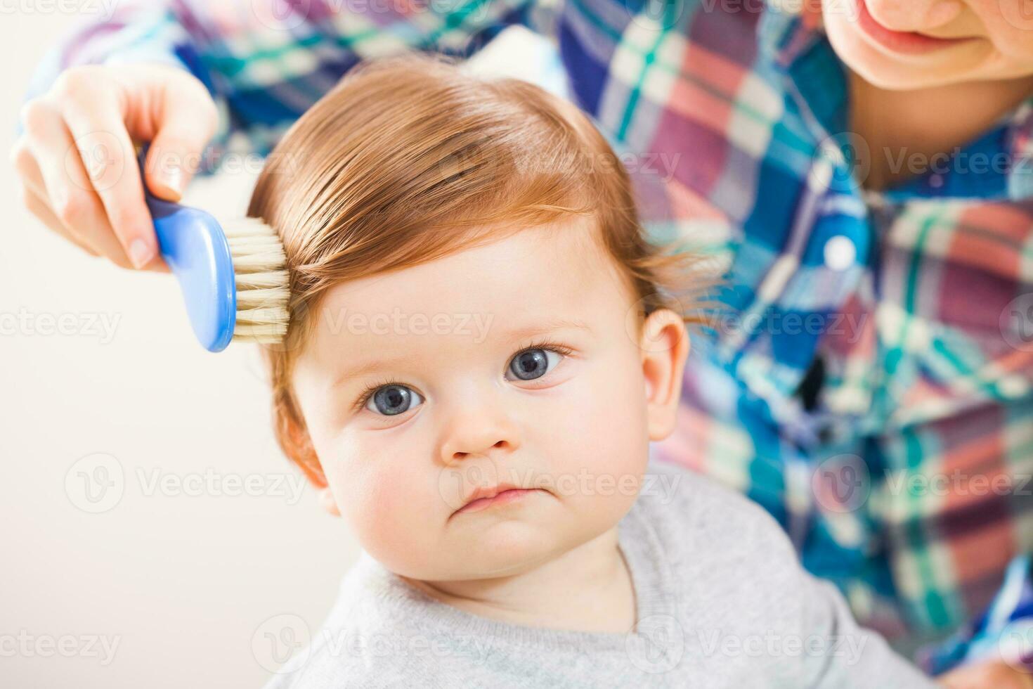 un madre tomando cuidado de su niño foto