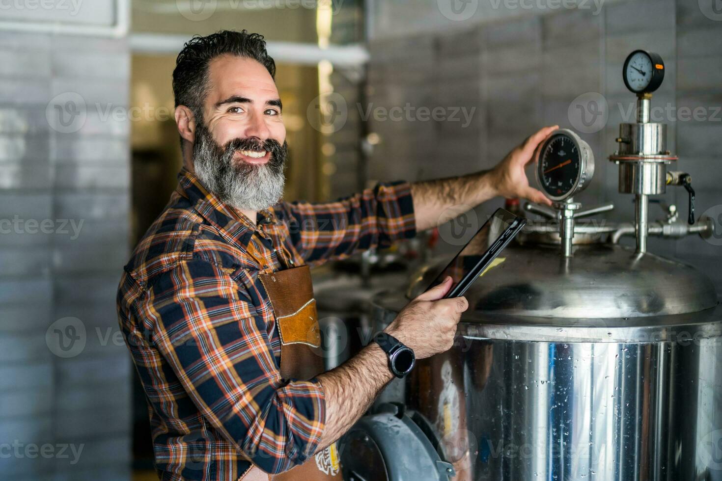 un cervecería Maestro supervisando el cerveza producción proceso foto