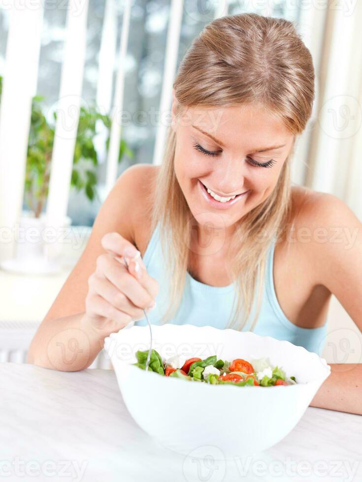 mujer promoviendo sano comiendo hábitos foto