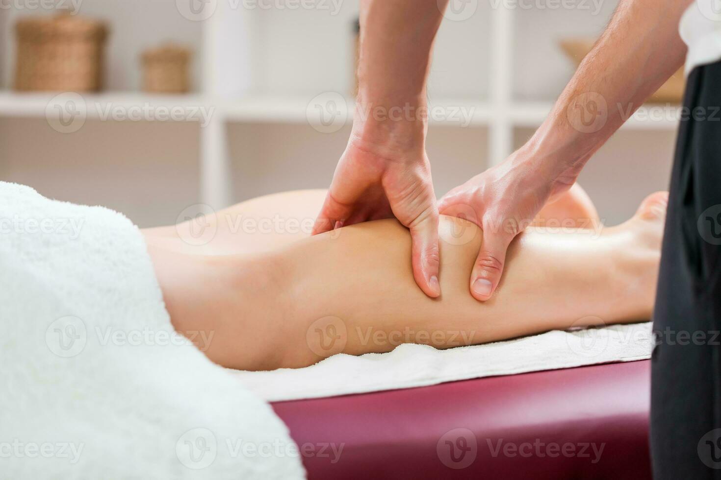 un mujer teniendo un masaje foto