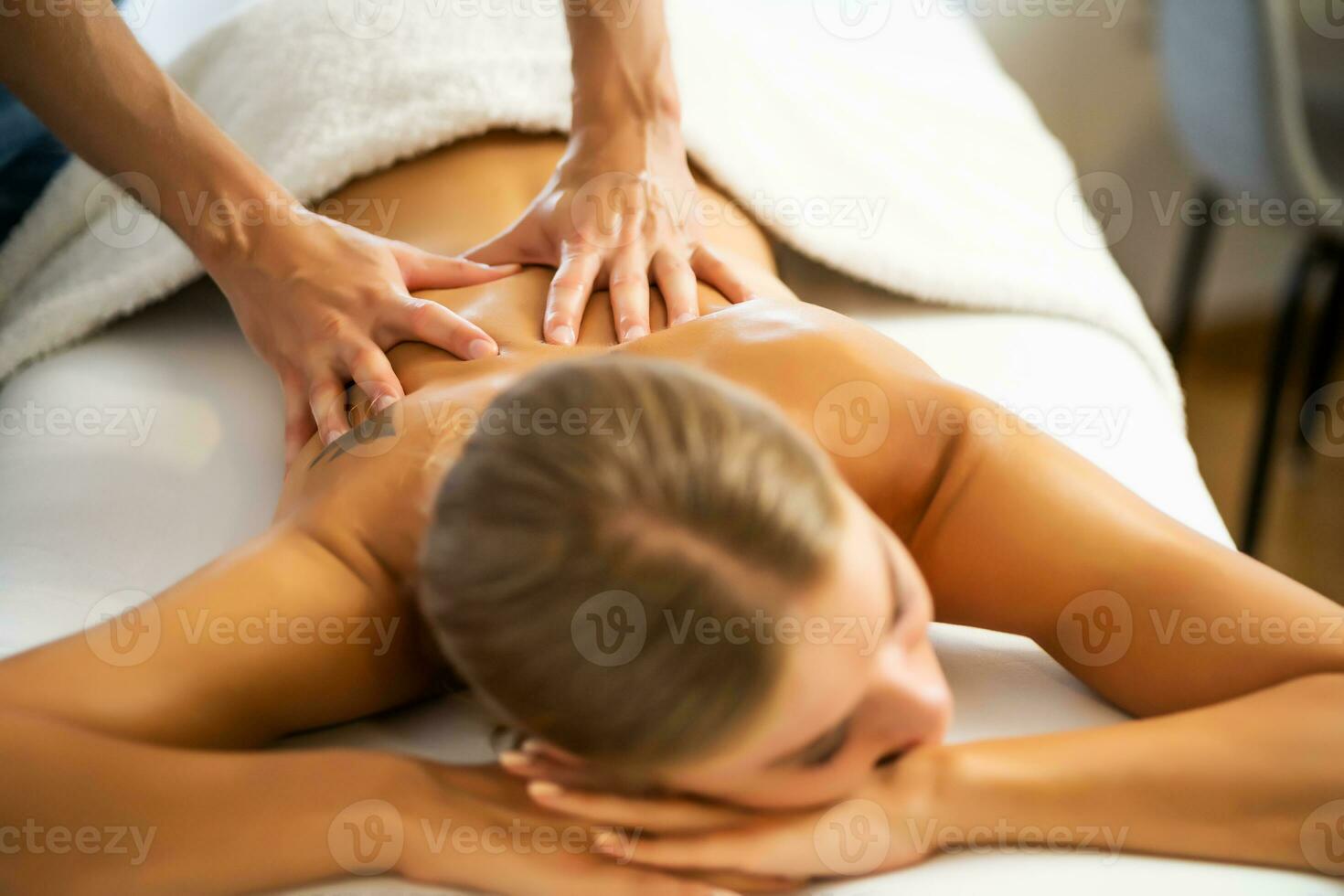 mujer disfrutando de un masaje de espalda foto