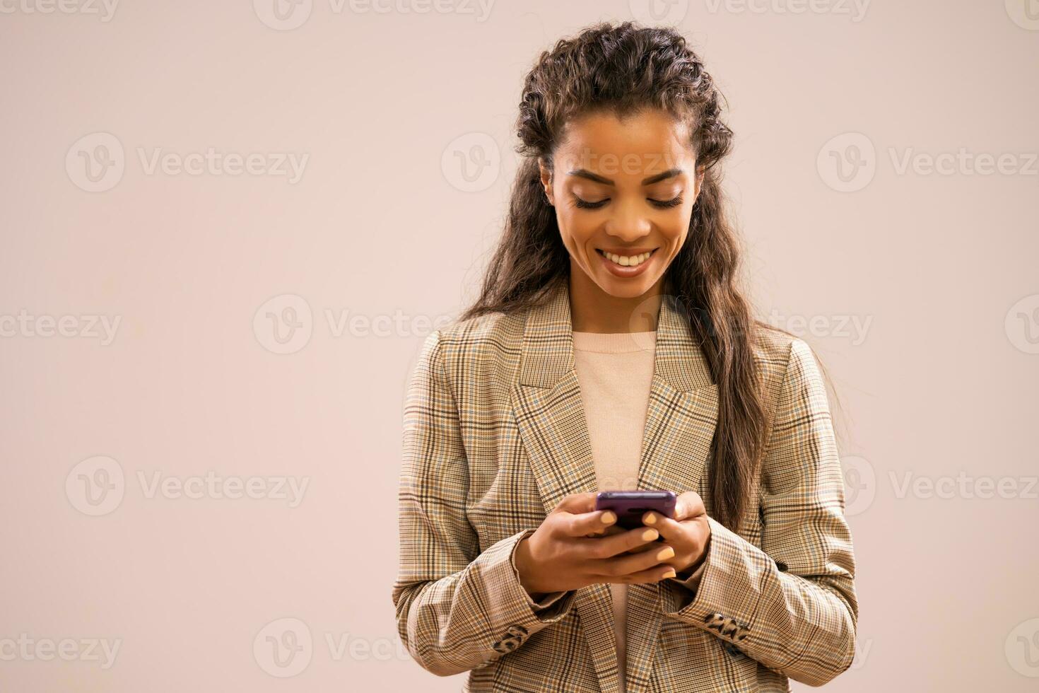 un mujer de negocios comprobación su teléfono foto
