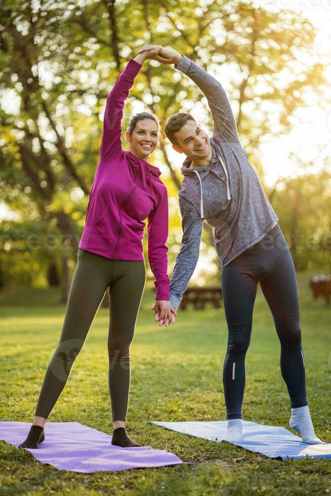 Pareja hacer ejercicio juntos en el parque foto