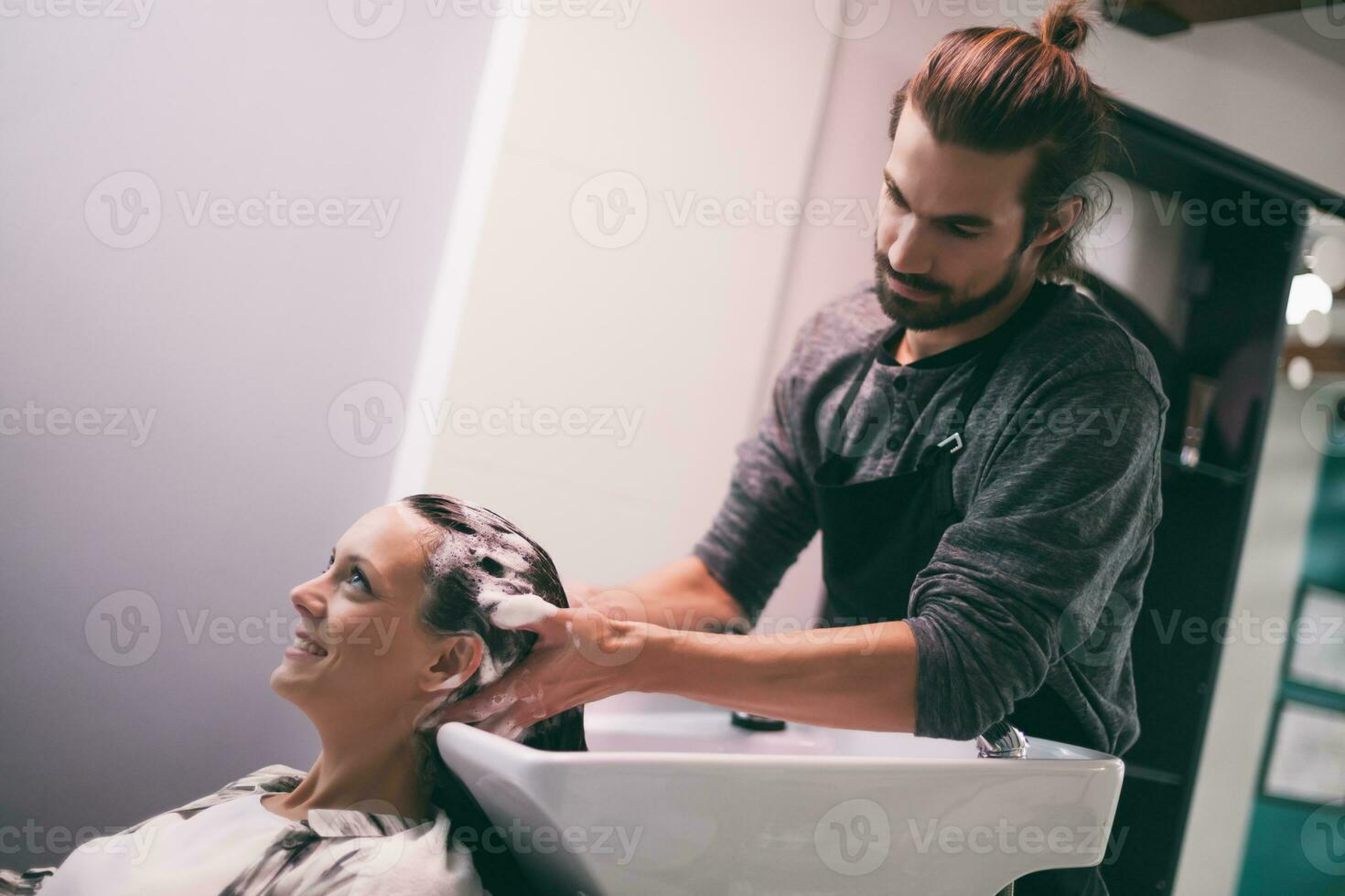 un mujer a un pelo salón foto