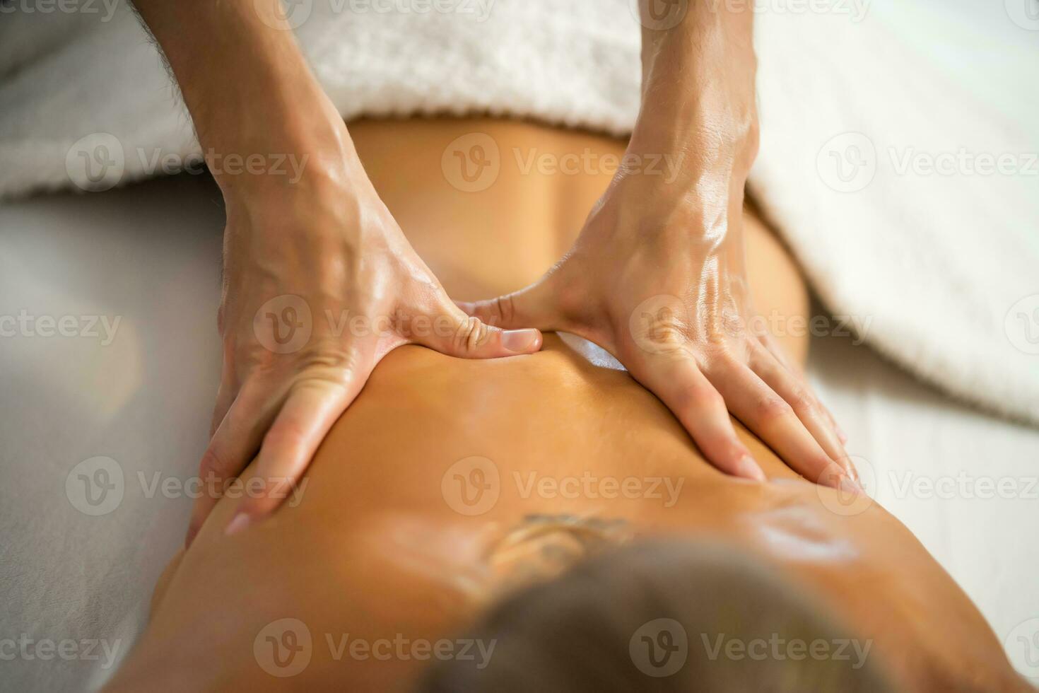 mujer disfrutando de un masaje de espalda foto