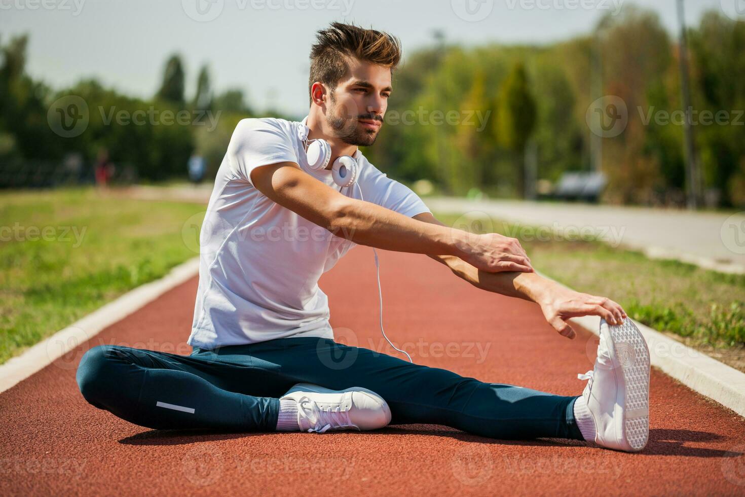 un hombre en un corriendo pista foto