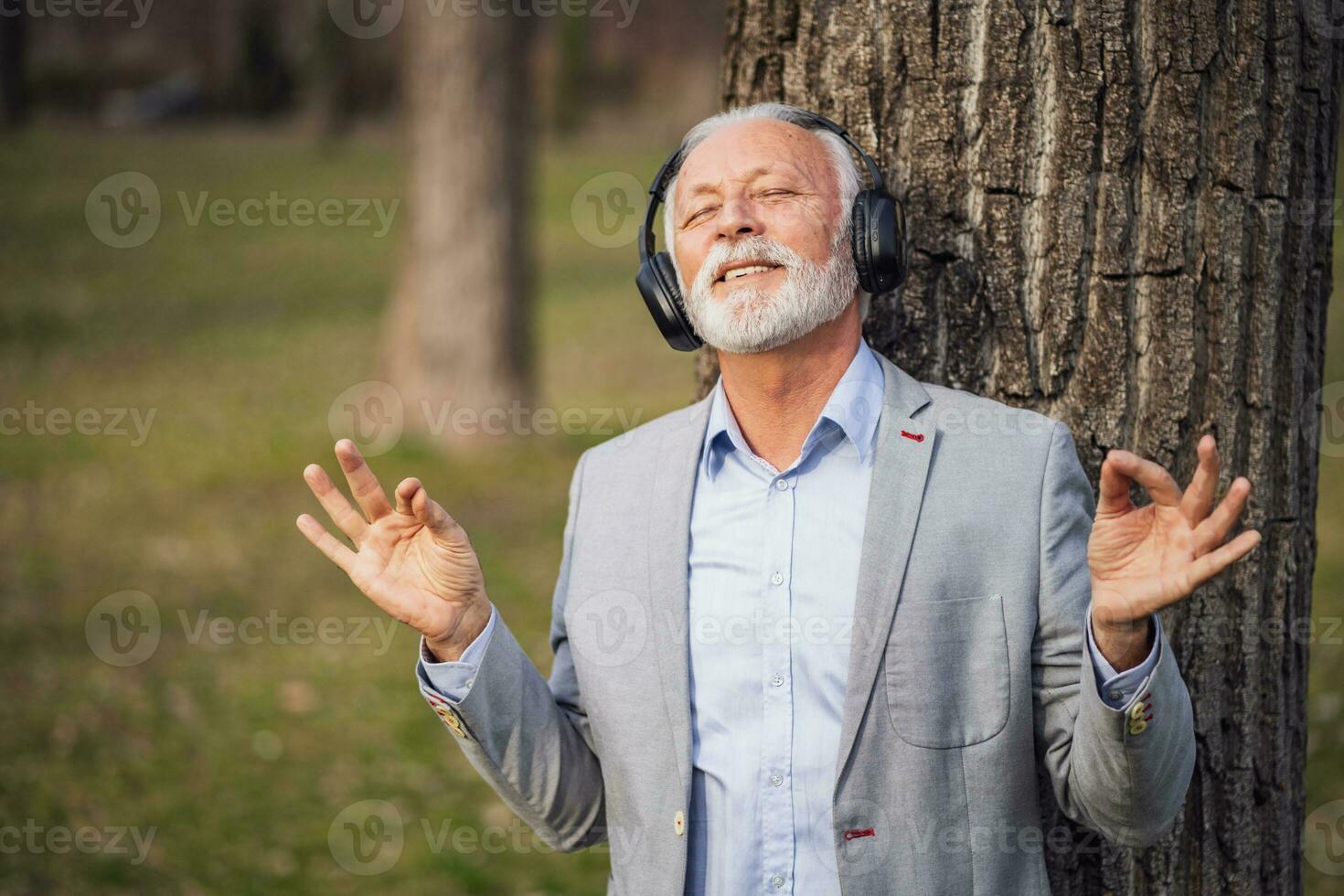 un mayor hombre escuchando a música foto