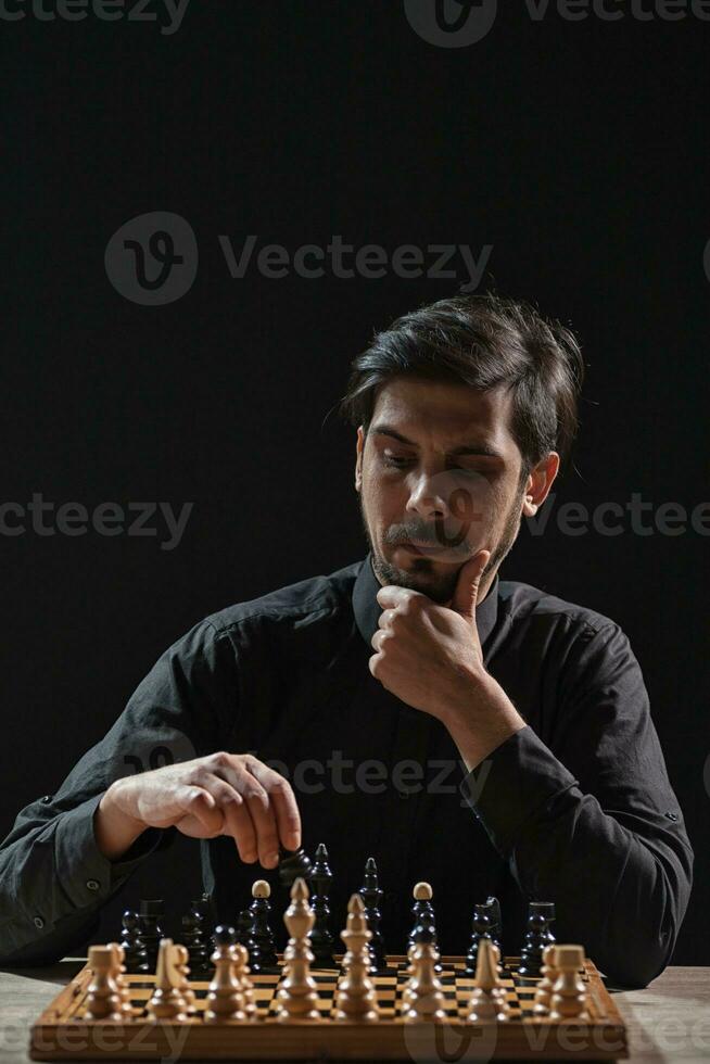 un hombre jugando al ajedrez foto