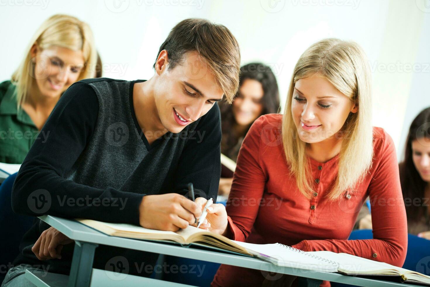 estudiantes en un salón de clases foto