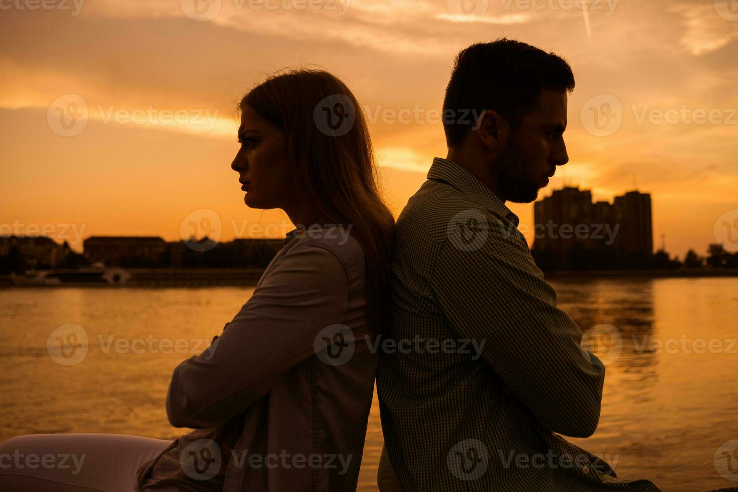 un joven Pareja terminado el puesta de sol foto