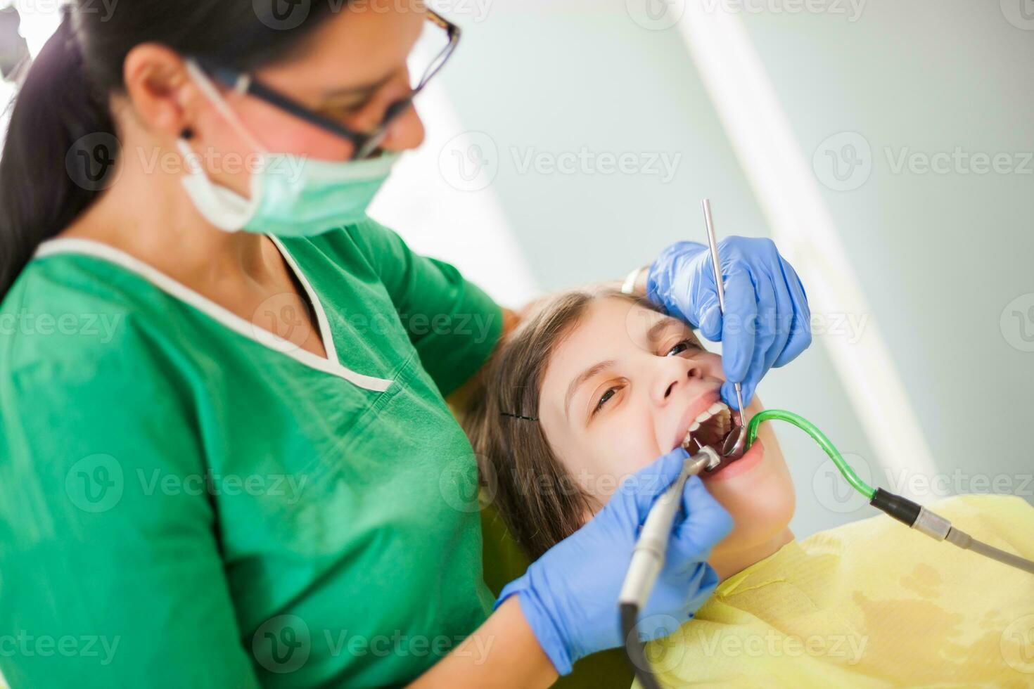 un niño a el dentista foto