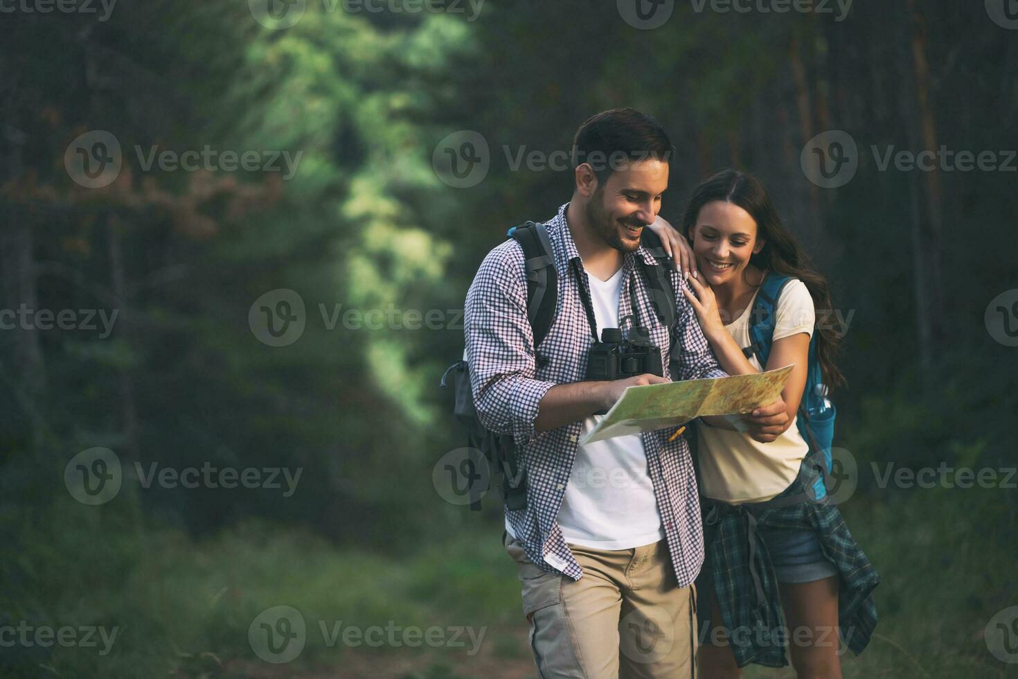 Pareja gasto hora al aire libre foto