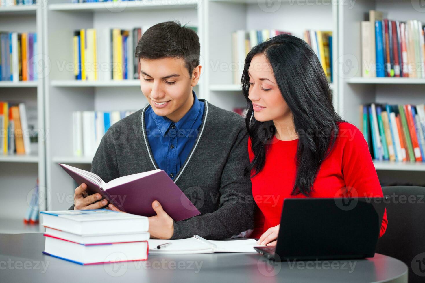 estudiantes en la biblioteca foto