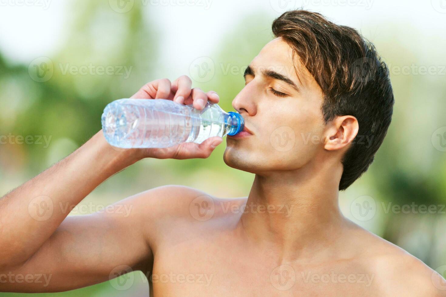 un hombre Bebiendo agua foto