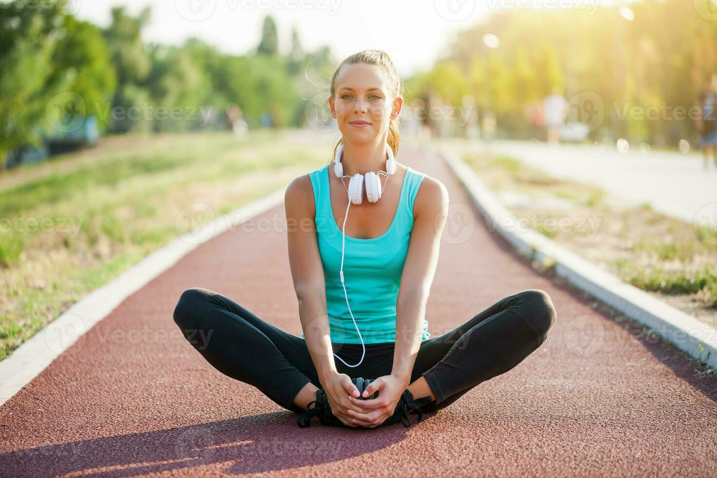 un mujer en un corriendo pista foto