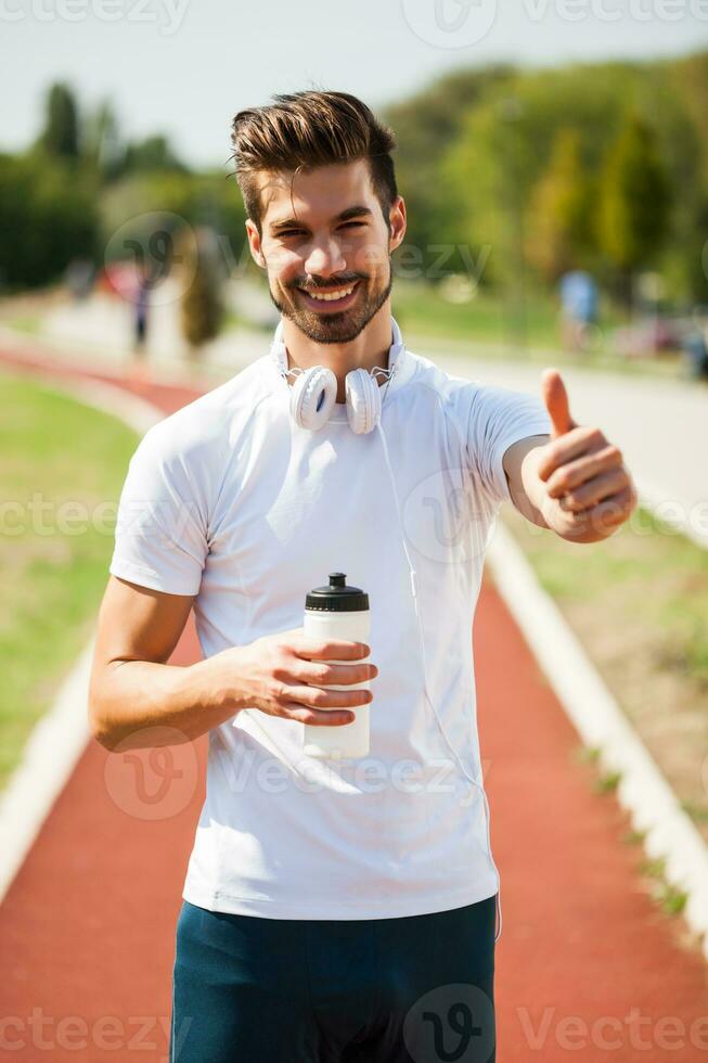 un hombre en un corriendo pista foto