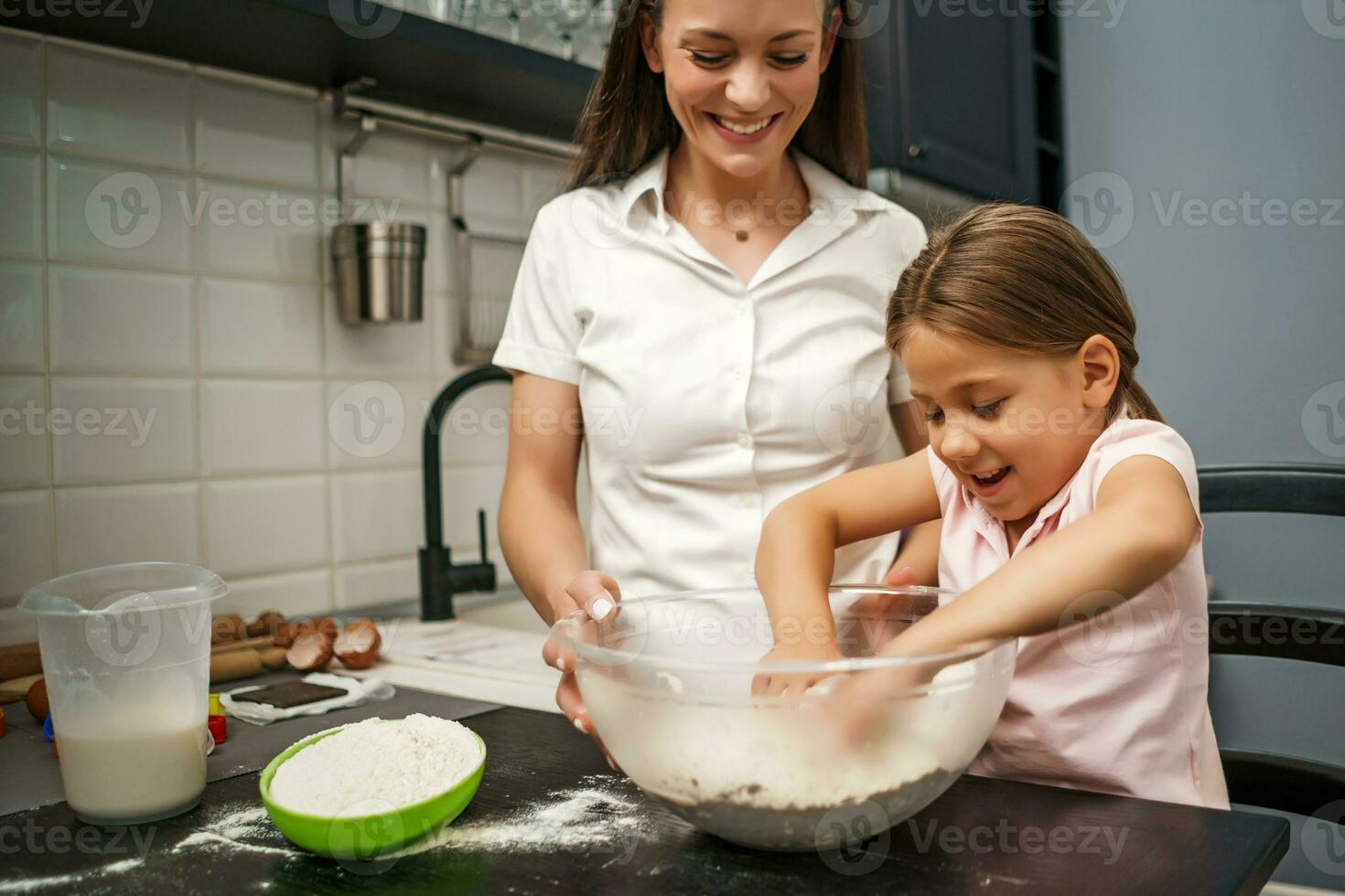 madre e hija cocinando juntas foto