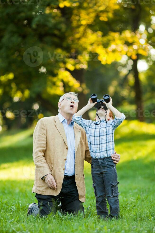 un abuelo y su nieto gasto hora juntos al aire libre foto