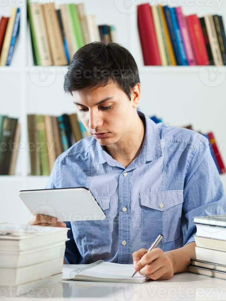 un hombre a el biblioteca foto