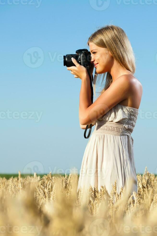 un mujer en un trigo campo foto