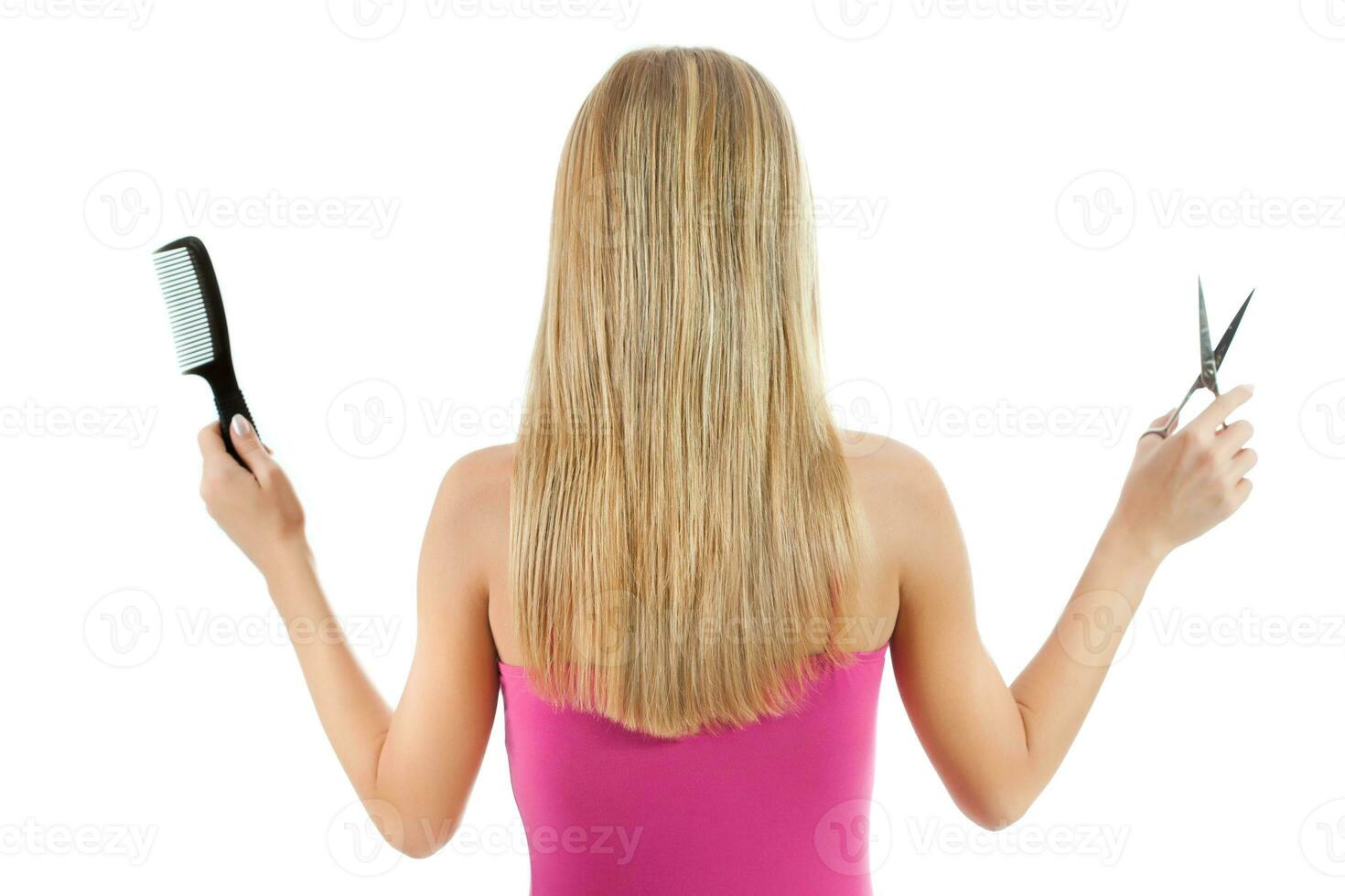 un mujer tomando cuidado de su pelo foto