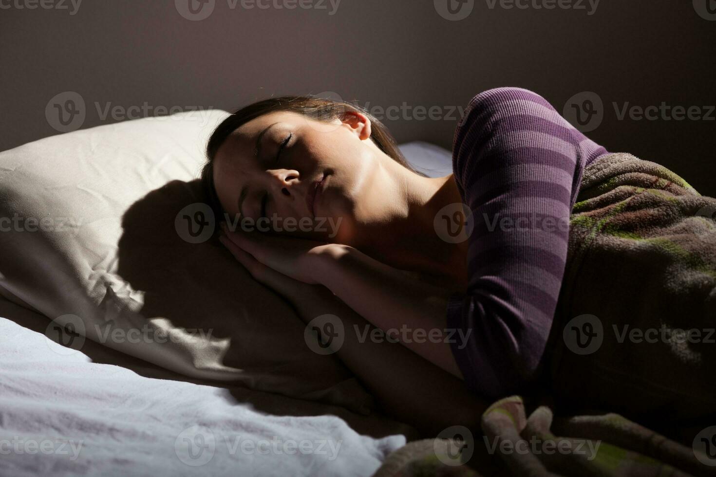 un joven mujer descansando en el cama foto