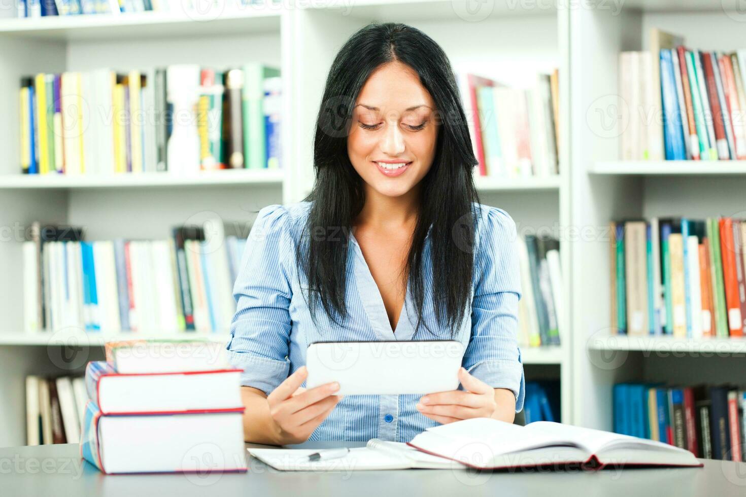 un mujer a el biblioteca foto