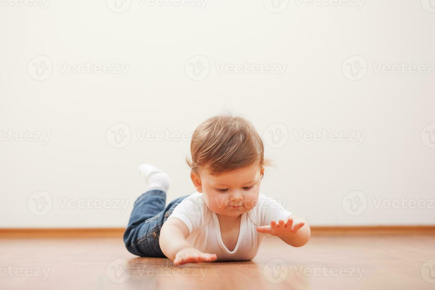 un pequeño niño en el piso foto