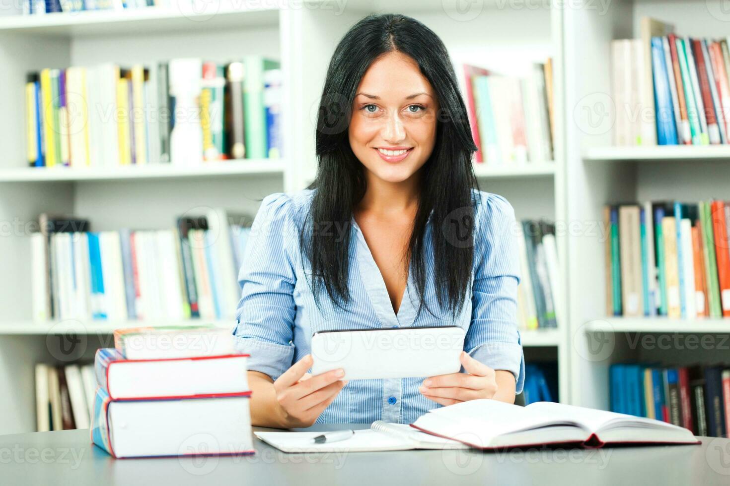 un mujer a el biblioteca foto