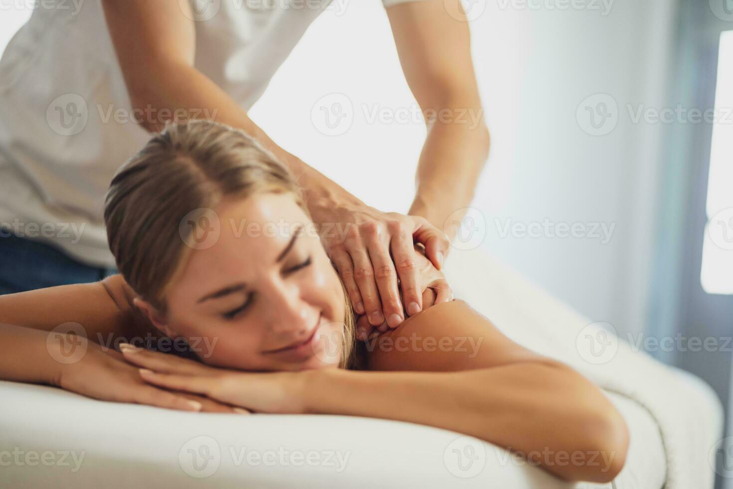 mujer disfrutando de un masaje de espalda foto