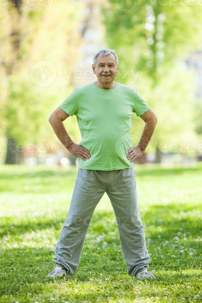 un mayor hombre haciendo físico ejercicios foto