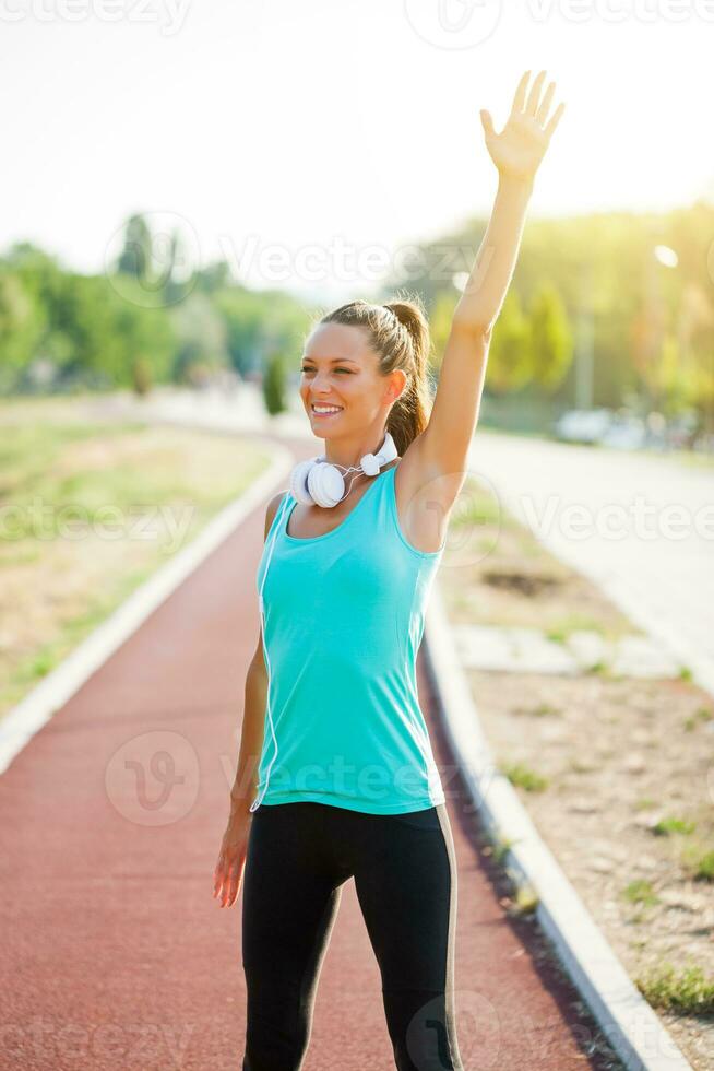 un mujer en un corriendo pista foto