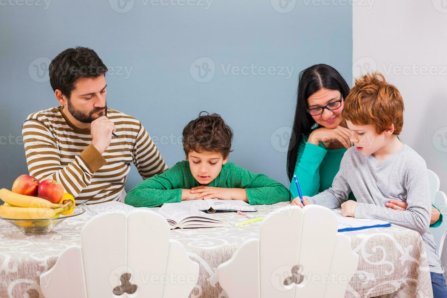 padres Ayudar su niños con su deberes foto