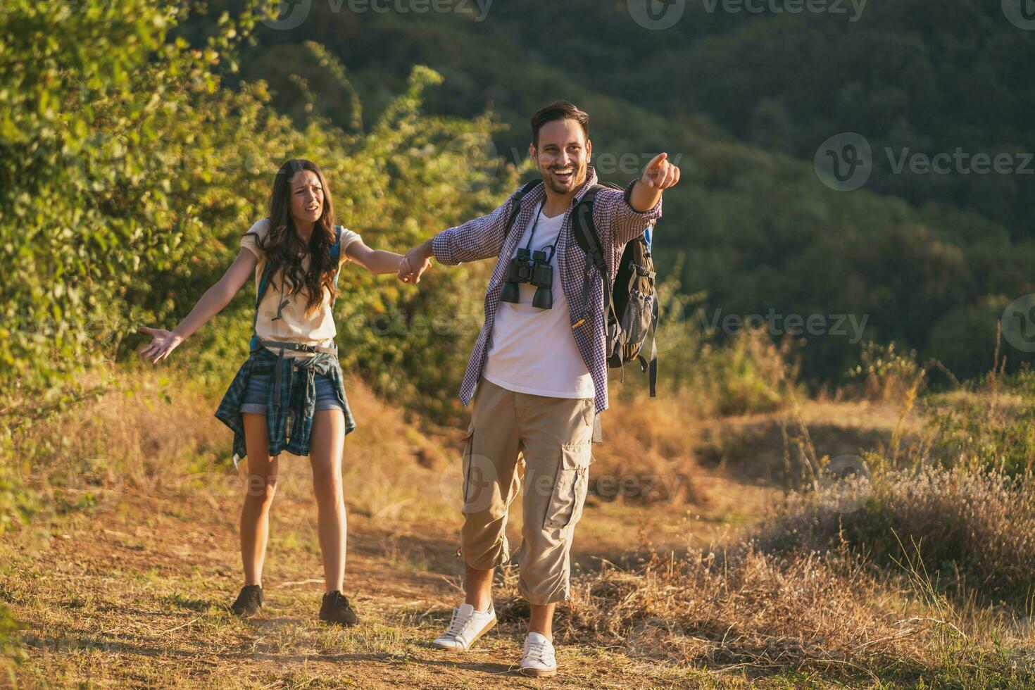 Pareja gasto hora al aire libre foto