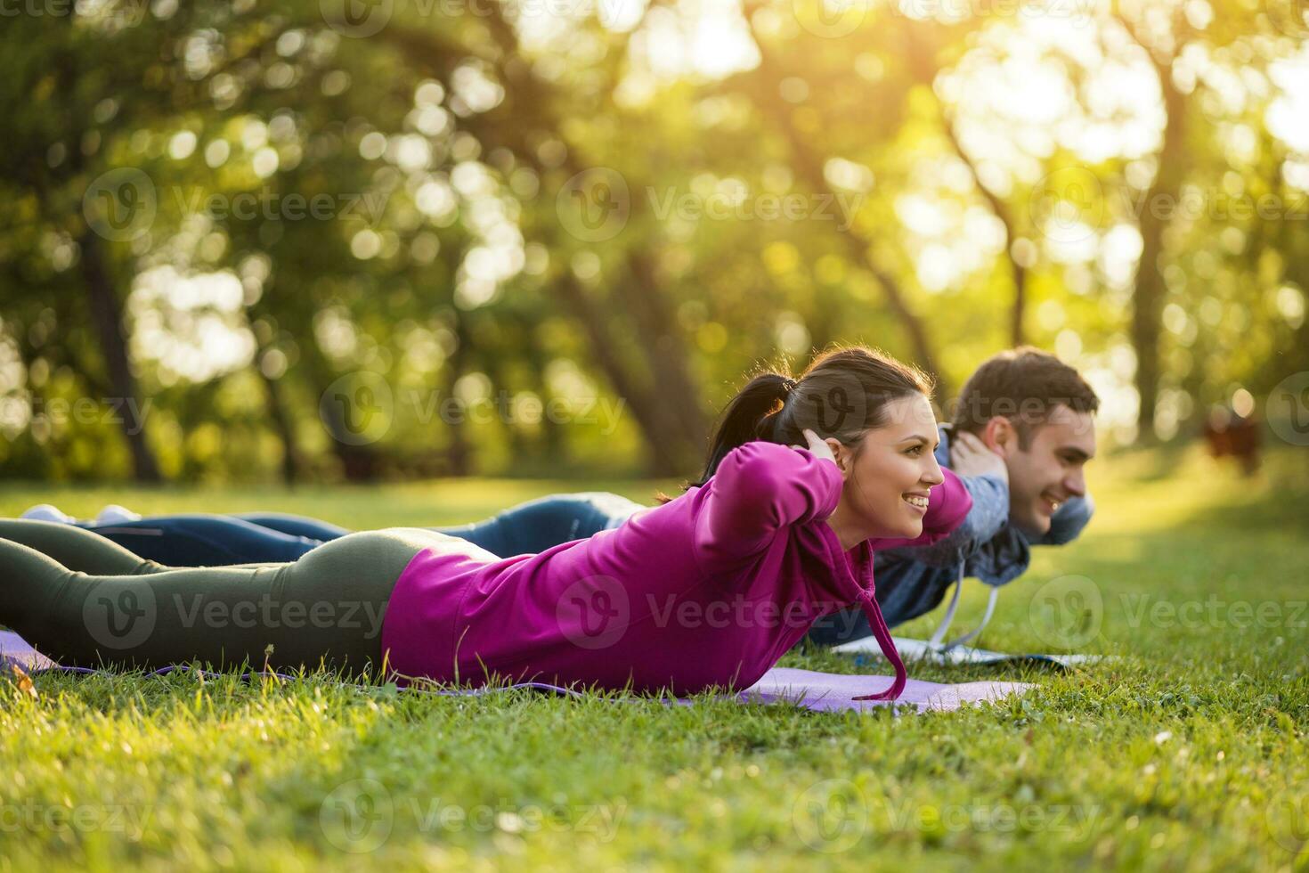 Pareja hacer ejercicio juntos en el parque foto