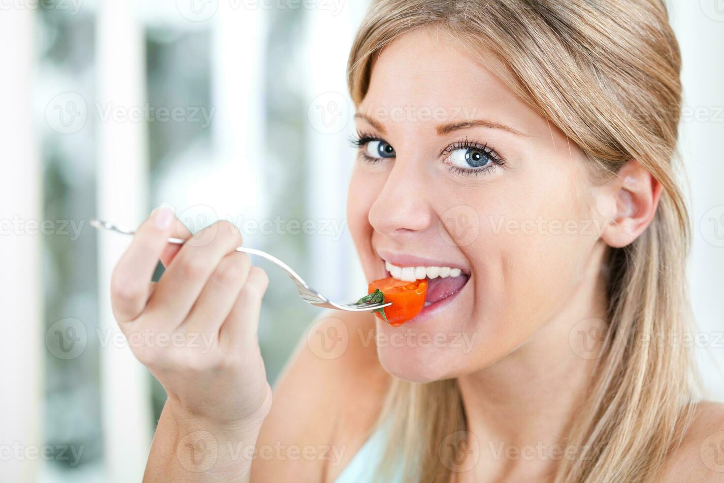 mujer promoviendo sano comiendo hábitos foto