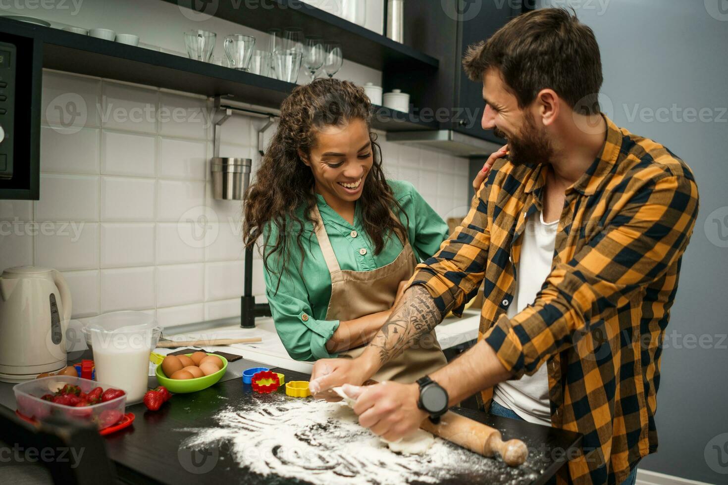 contento multiétnico Pareja Cocinando juntos foto