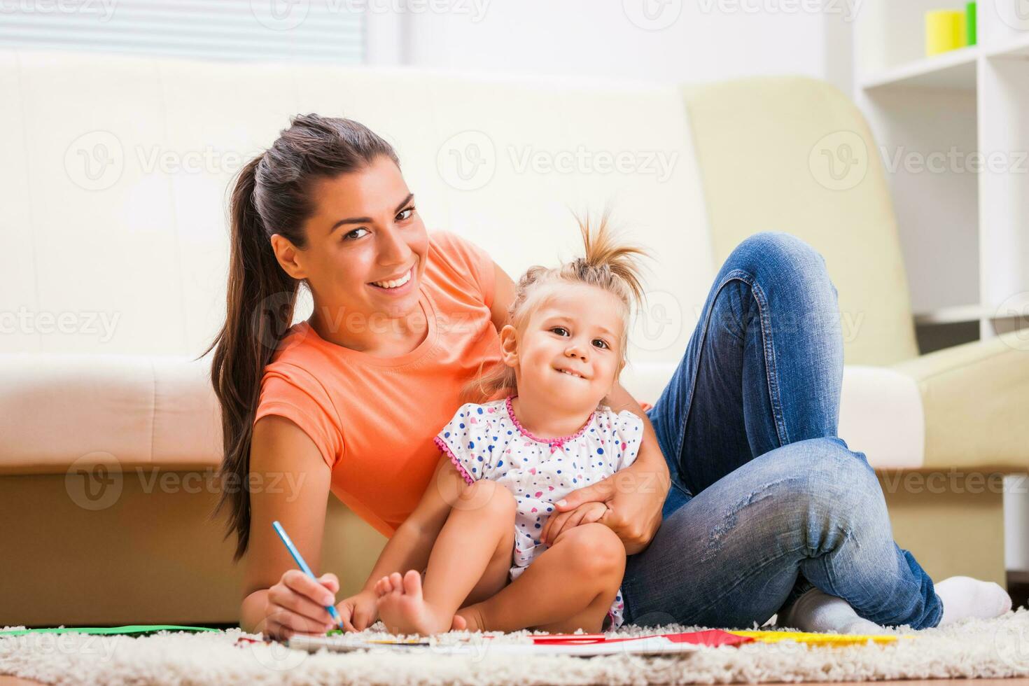 un madre gasto hora con su niño foto