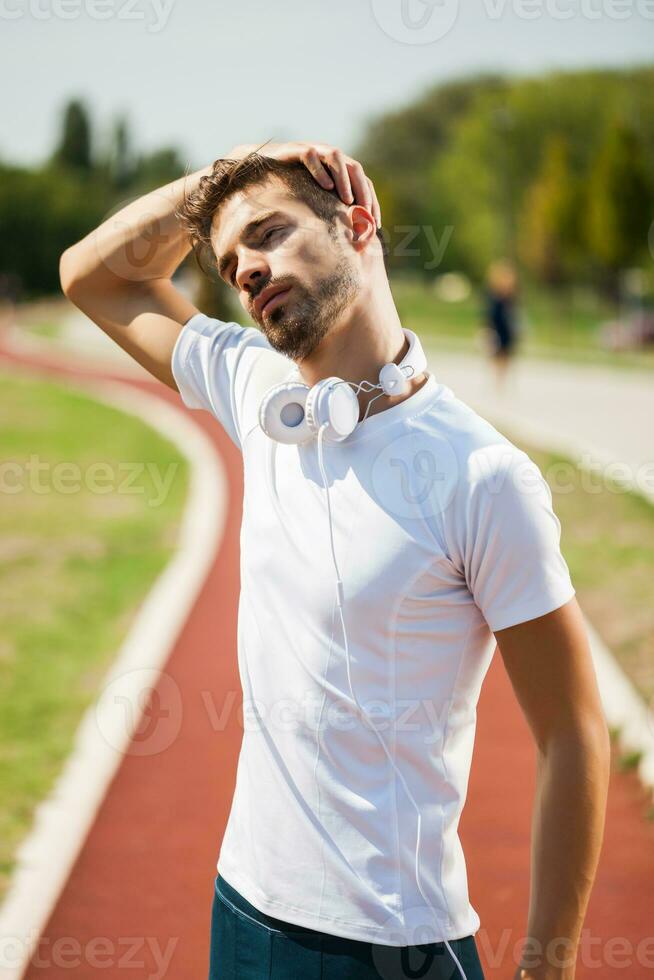 un hombre en un corriendo pista foto